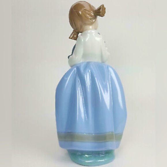 NAO LLADRO Porcelain Figurine #1029 "GIRL WITH SLEEPY PUPPY" Retired - Picture 3 of 6